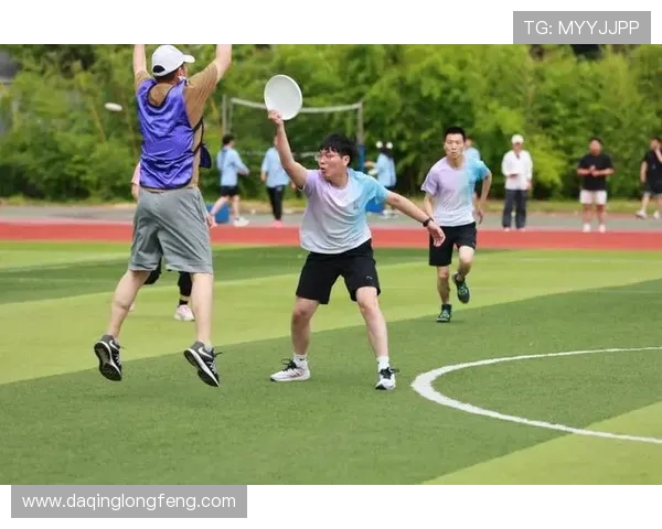 武汉飞盘队荣登全国飞盘意识排行榜第六名展现出色团队实力与竞技水平 武汉飞盘队荣登全国飞盘意识排行榜第六名展现出色团队实力与竞技水平